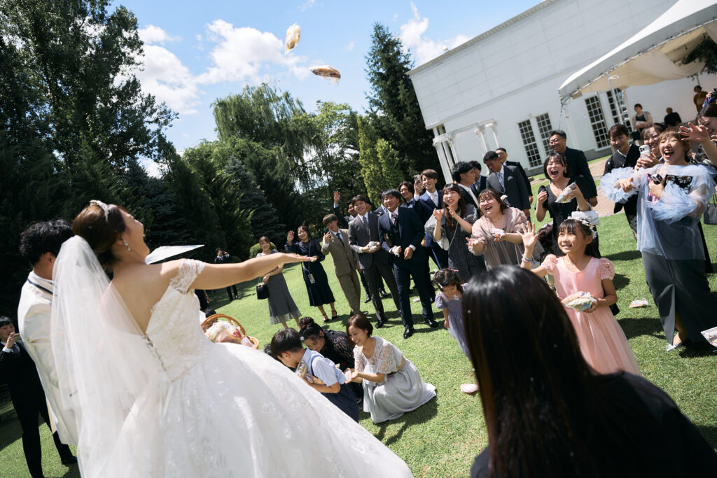 アフターパーティーはガーデンで菓子撒き?!