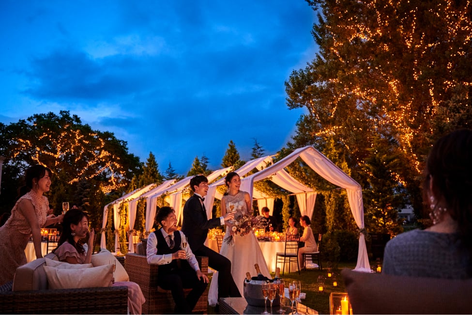 ライトアップの下で