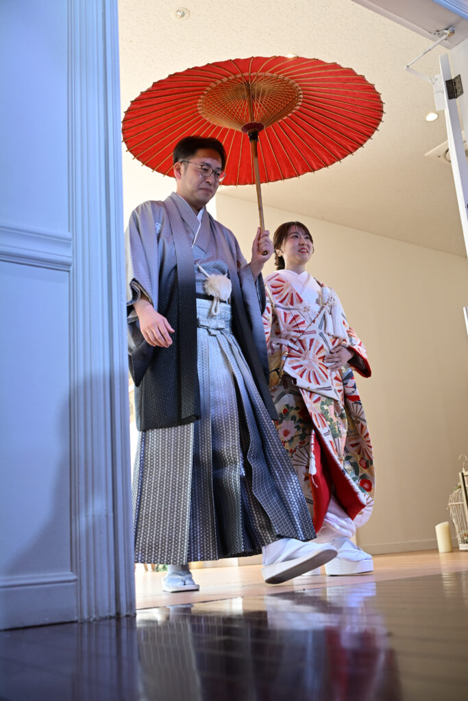 赤い番傘で叶える憧れの和装入場✨ゲストの心を掴む和婚スタイル