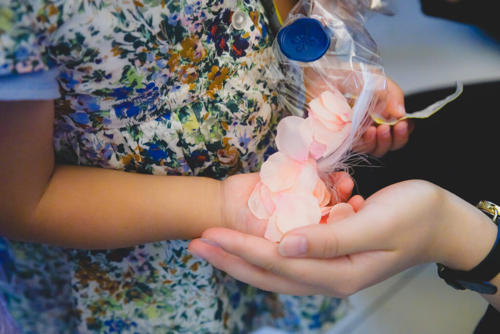 花びらと羽根、そしてシャボン玉が彩る幻想的な退場シーン🫧