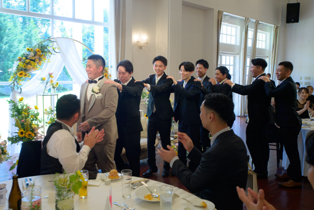 友人7名が列車スタイルでエスコート！笑顔あふれる新郎中座🚂