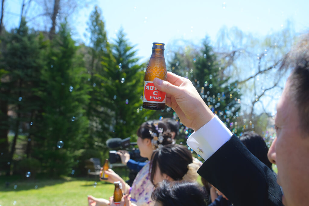 オロナミンCのキャップを開けて、乾杯！ガーデンに笑顔が広がった🍊